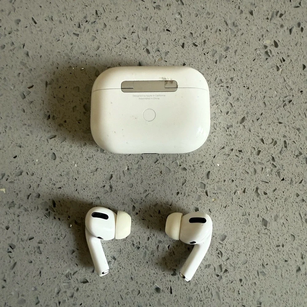Apple AirPods Pro with Charging Case - Picture 2 of 6